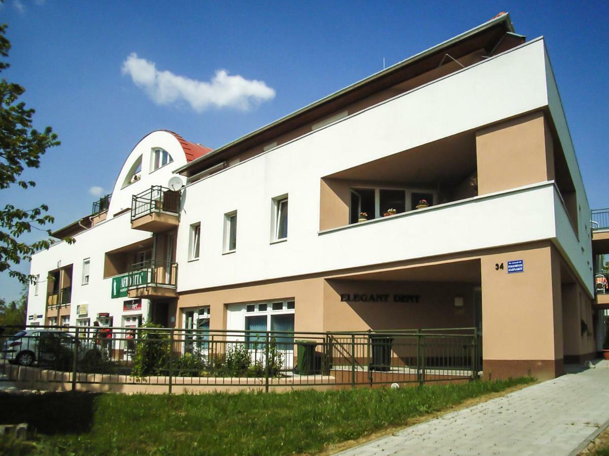 Monarchia Apartman Sunny Mosonmagyaróvár Екстериор снимка